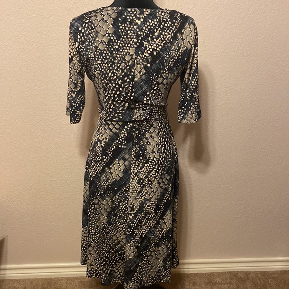 V Neck Dress 1/2 Sleeve - Picture 4 of 8